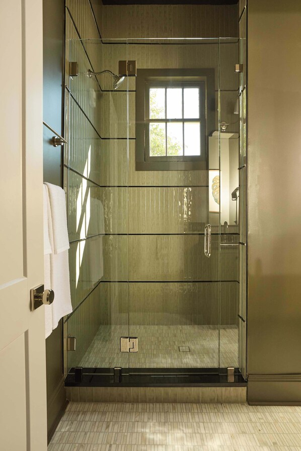 Shower, hair dryer, towels, shampoo - Garden District Stay | Shared Heated Pool + Spa (New Orleans)