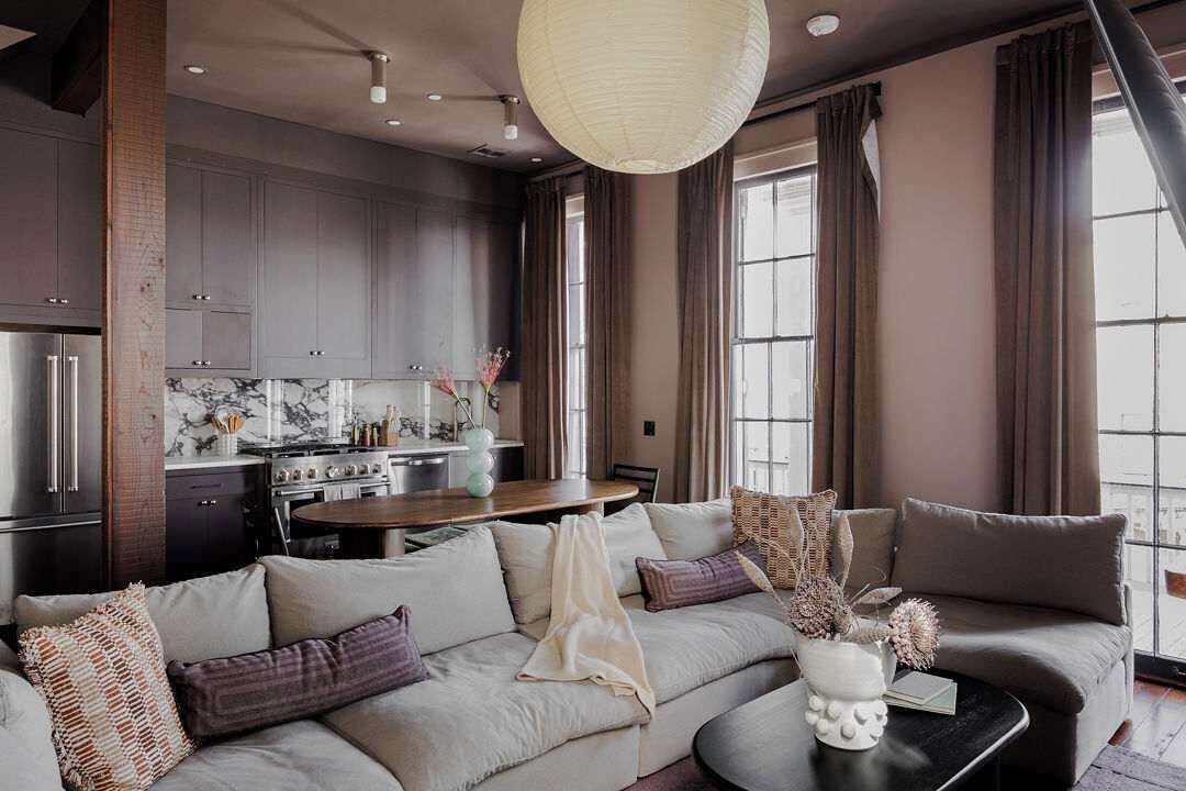 Una televisión, una oficina