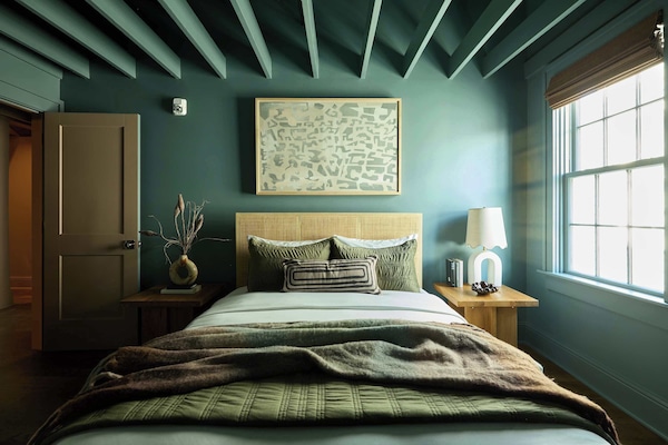 5 bedrooms, desk, iron/ironing board, travel crib