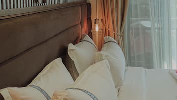 Executive Studio Suite, 1 King Bed, Balcony | Desk, laptop workspace, free WiFi