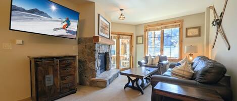 Smart TV, fireplace