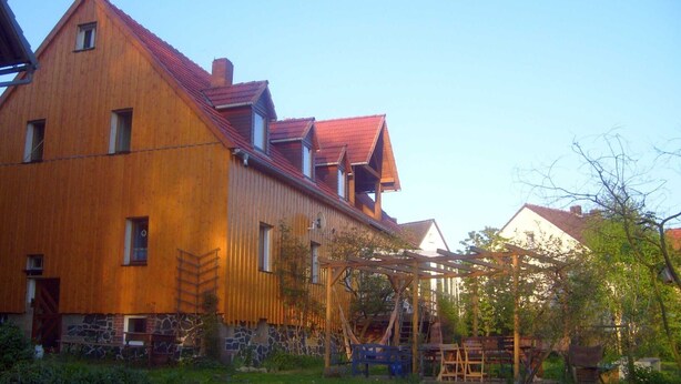 Ein hölzernes Gebäude mit vielen Fenstern und einem geneigten Dach.