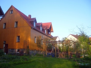 Un bâtiment en bois doté de nombreuses fenêtres et d’un toit en pente.