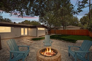 Property grounds - Bright Modern Home | 3BR, 2BA, Fenced Backyard (Irving)