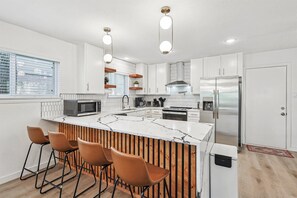 Fridge, microwave, oven, stovetop - Bright Modern Home | 3BR, 2BA, Fenced Backyard (Irving)