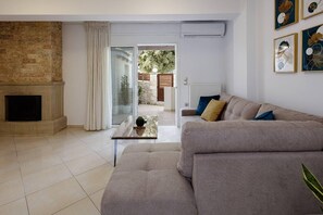 TV, fireplace, video games, books - Amaltheia Luxury Residence | Sunset & Privacy (Rethymno)