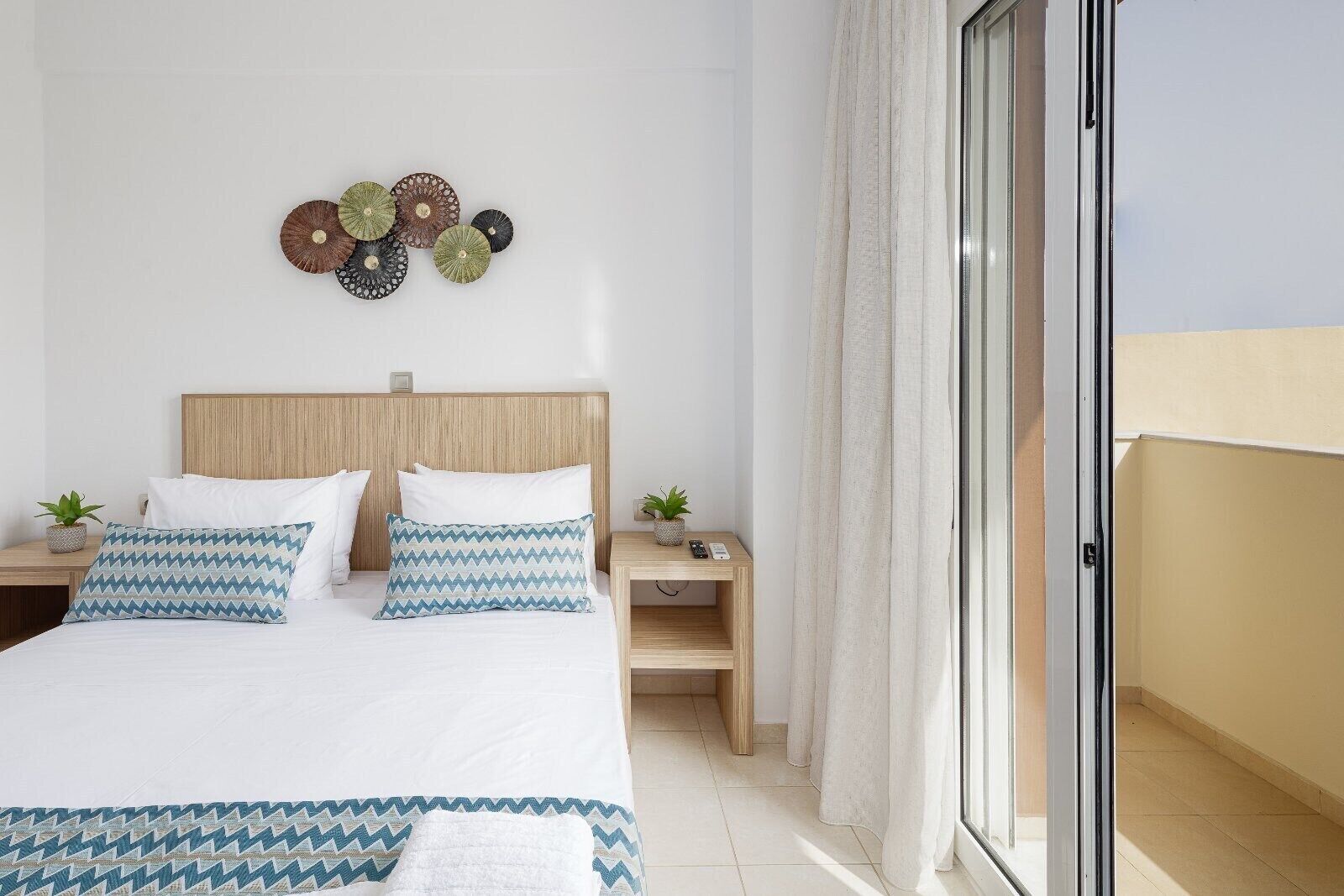 3 bedrooms, desk, soundproofing, iron/ironing board
