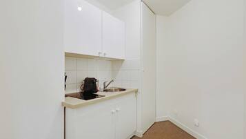 Spishäll, kaffe- och tebryggare, vattenkokare och grytor/köksredskap