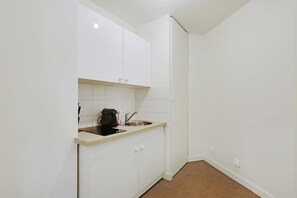 Spishäll, kaffe- och tebryggare, vattenkokare och grytor/köksredskap