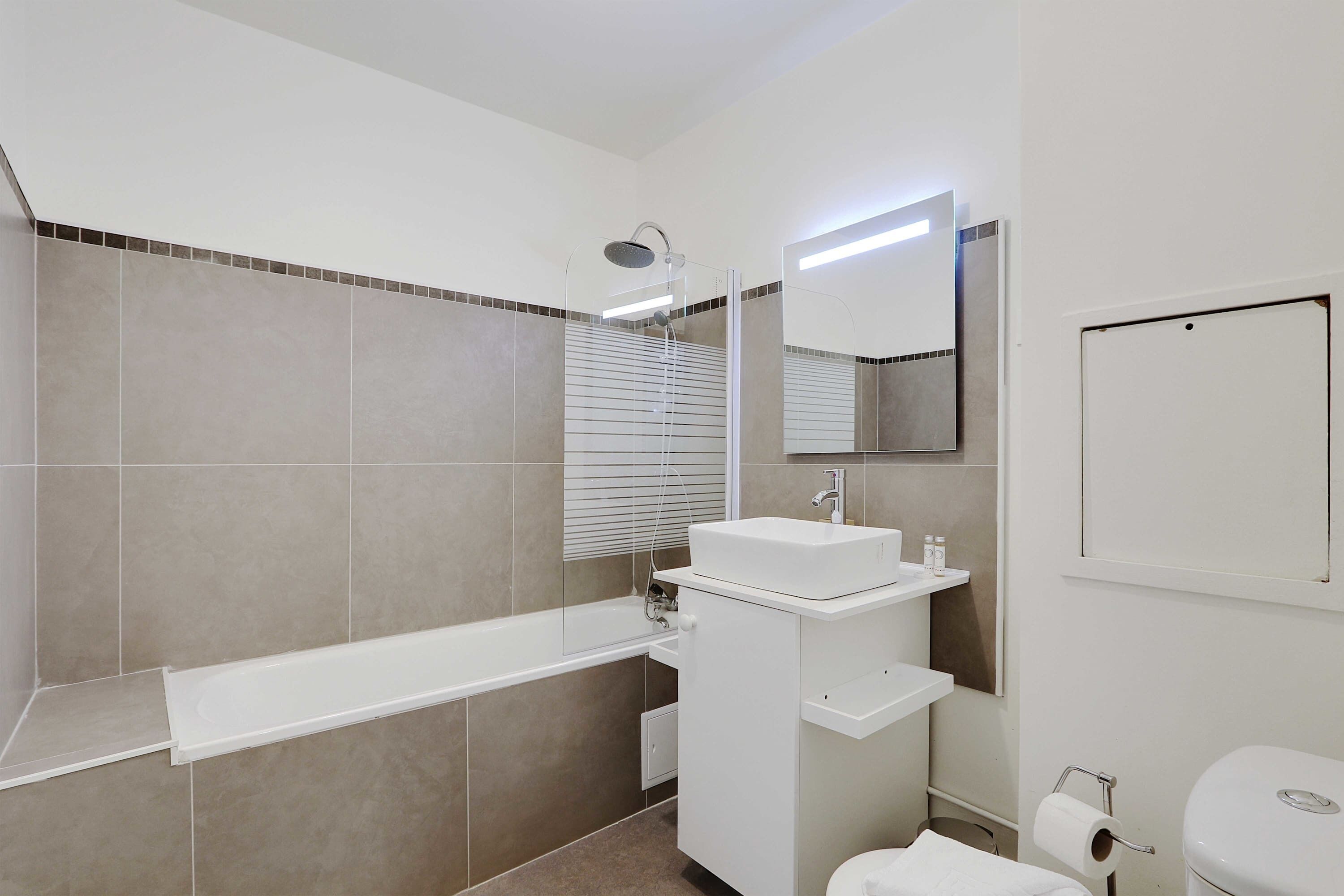 Douche, articles de toilette gratuits, sèche-cheveux