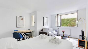 Strykjärn/strykbräda, resesäng, wi-fi och sängkläder