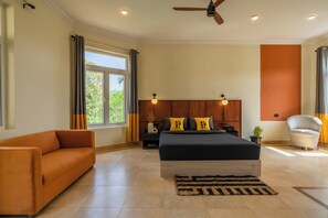 Deluxe Double Room with Balcony and Garden View | Myrkratjöld/-gardínur, ókeypis þráðlaus nettenging, rúmföt