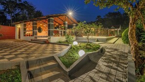 Un bâtiment moderne doté d’un sol à carreaux, d’un espace extérieur abrité et d’une entrée bien éclairée.
