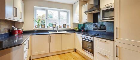 Kühlschrank, Mikrowelle, Ofen, Herdplatte