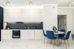 Classic Apartment, Balcony | Ruang tamu | TV skrin rata 