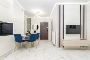 Apartamento clássico, sacada | Área de estar