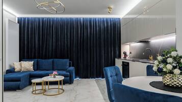 Classic-Apartment, Balkon | Wohnbereich