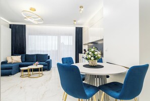 Classic Apartment, Balcony | Ruang tamu | TV skrin rata 