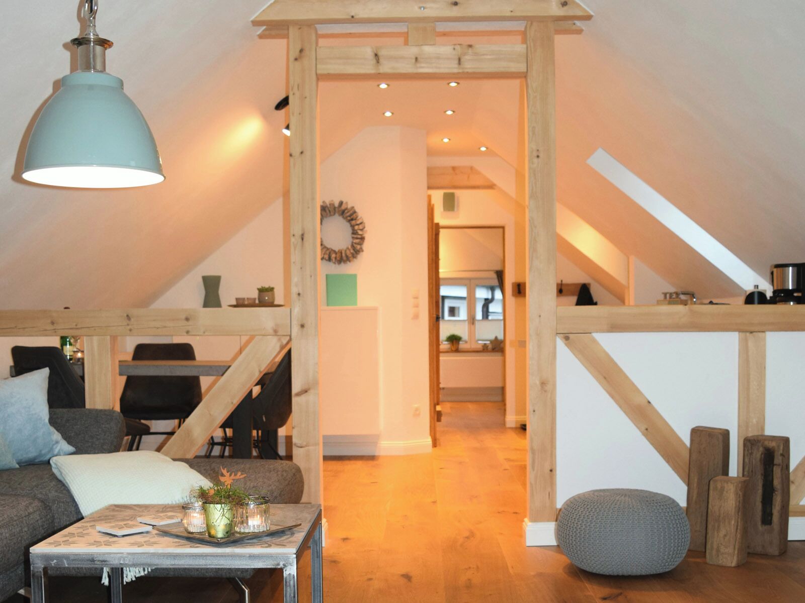 Een televisie, een open haard en een stereo