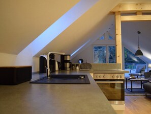 Kühlschrank, Ofen, Herdplatte, Wasserkocher mit Kaffee-/Teezubehör