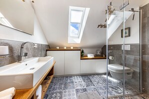 A modern bathroom with a skylight, a shower, and a toilet. - Apartment Auf'm Hühnerstall, 60 sqm, 1 Bedroom, Max. 2 Guests (Lennestadt)