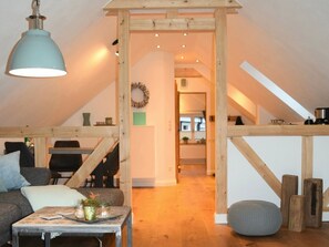 Fernseher, Kamin, Stereoanlage