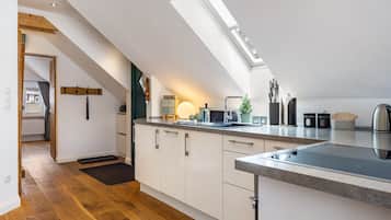 Fridge, oven, stovetop, coffee/tea maker