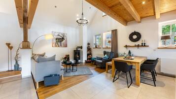 TV, fireplace, stereo