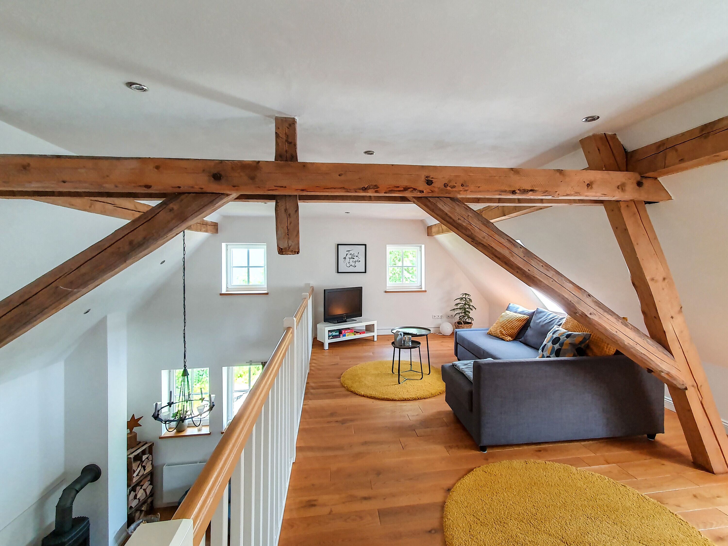 Een televisie, een open haard en een stereo