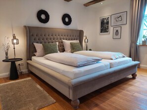 3 habitaciones, tabla de planchar con plancha, wifi y ropa de cama 