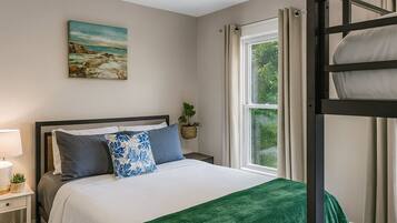 3 bedrooms, desk, iron/ironing board, free WiFi