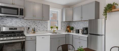 Jääkaappi, mikroaaltouuni, uuni, liesi