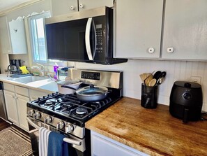 冷蔵庫、電子レンジ、オーブン、コンロ