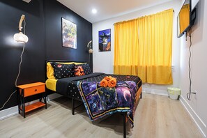 Escritorio, tabla de planchar con plancha, wifi gratis y ropa de cama 