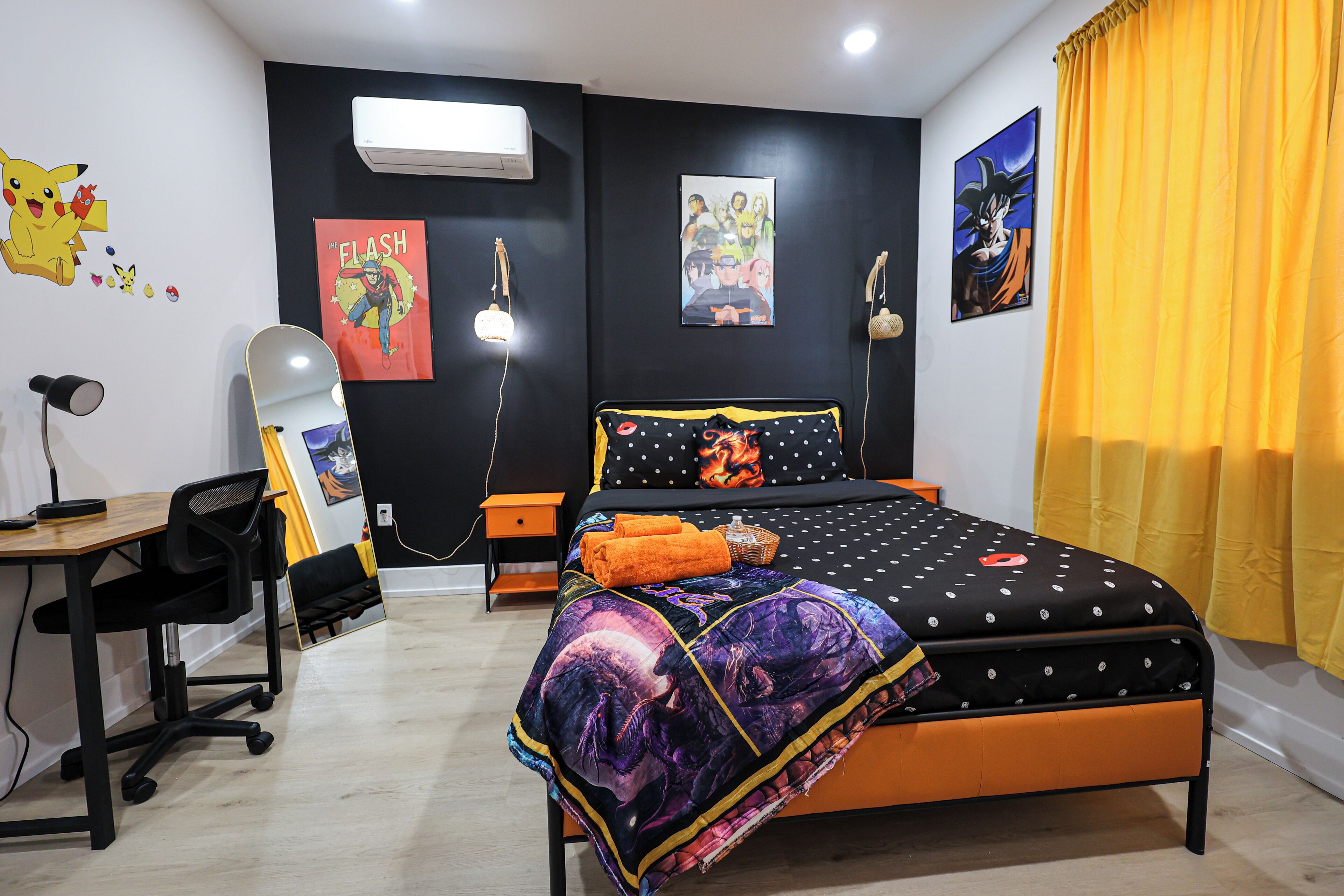 Escritorio, tabla de planchar con plancha, wifi gratis y ropa de cama 