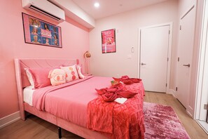 Escritorio, tabla de planchar con plancha, wifi gratis y ropa de cama 