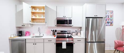 Jääkaappi, mikroaaltouuni, uuni, liesi