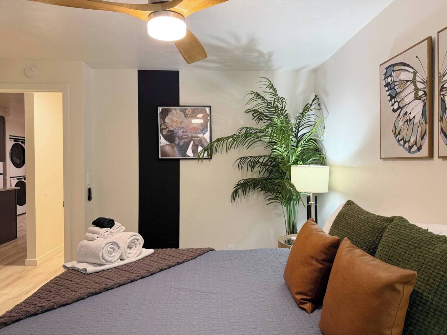 Tabla de planchar con plancha, wifi gratis y ropa de cama 