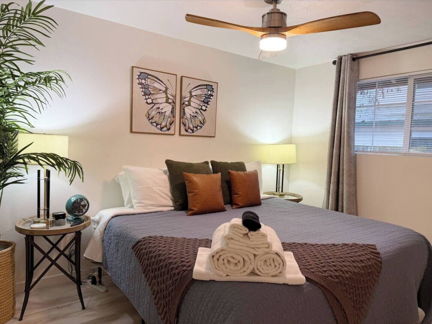 Tabla de planchar con plancha, wifi gratis, ropa de cama