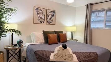 Tabla de planchar con plancha, wifi gratis, ropa de cama