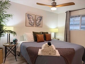 Tabla de planchar con plancha, wifi gratis, ropa de cama