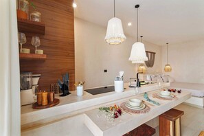 Fridge, microwave, stovetop, coffee/tea maker - Suite with Swim-Up Pool - 10 Min from the Beach (Tulum)