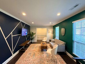 Smart TV, chimenea y oficina 