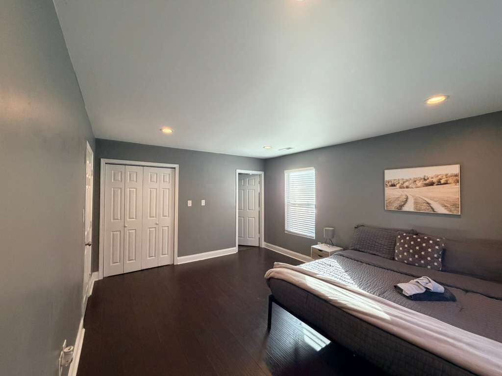 3 bedrooms, desk, iron/ironing board, travel cot