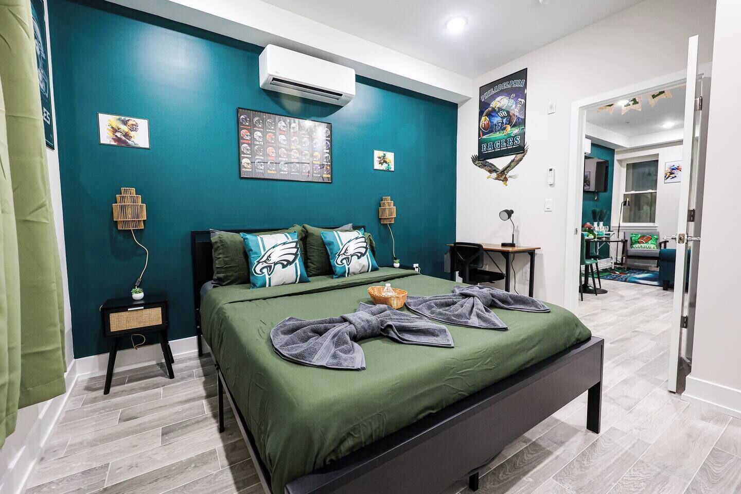 Escriptori, planxa i posts de planxar, wifi gratuïta i roba de llit 