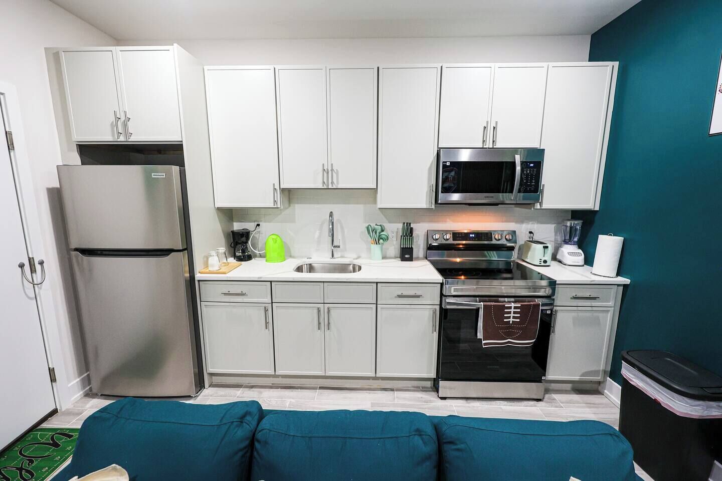 Refrigerador, microondas, horno y parrilla de estufa 