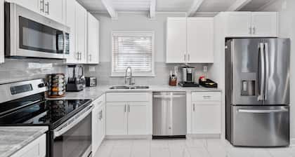 Modern 3Bd 2Ba Firepit-Sleeps 8 King Bed