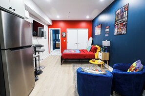 Työpöytä, silitysrauta/-lauta, ilmainen Wi-Fi, vuodevaatteet