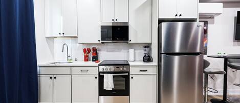 Jääkaappi, mikroaaltouuni, uuni, liesi