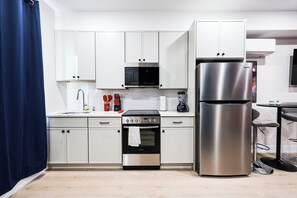 ثلاجة، ميكروويف، فرن، موقد طهي مسطح